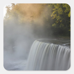 USA, Michigan, Oberes Halbinsel. Herbstsonnenaufga Quadratischer Aufkleber