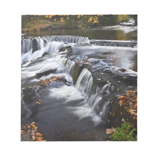 USA, Michigan, Oberhalbinsel. Bond Falls und Notizblock (Vorderseite)