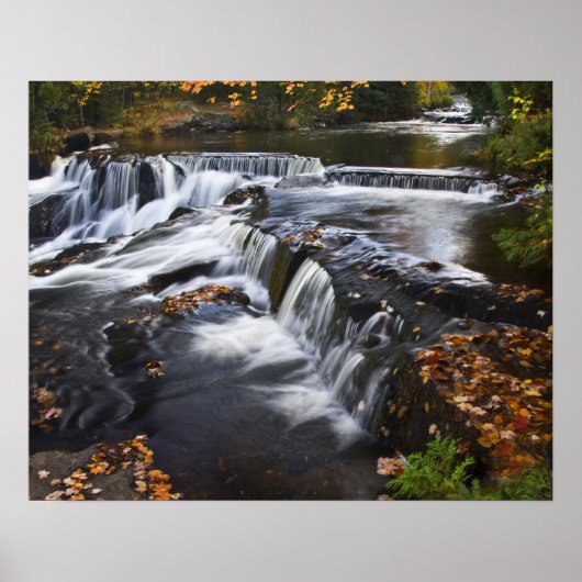 USA, Michigan, Oberhalbinsel. Bond Falls und Poster (Vorne)