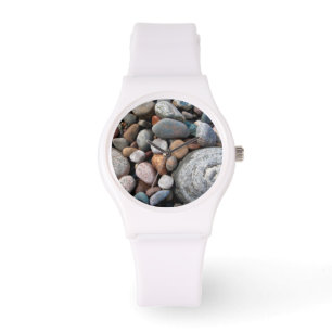 USA, Michigan. Polierte Kiesel am Ufer Armbanduhr