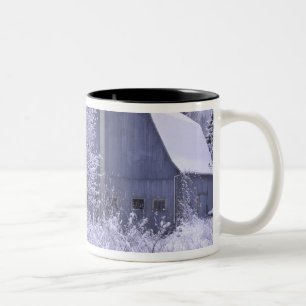 USA, Michigan, Rochester Hills. Verschneites Blau Zweifarbige Tasse