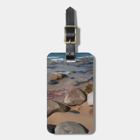 USA, Michigan. Runde Boulder auf 12 Meilen Gepäckanhänger (Vorderseite vertikal)