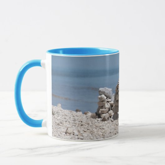 USA, Michigan. Steinfürme am Strand Tasse (Links)