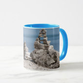 USA, Michigan. Steinfürme am Strand Tasse (VorderseiteRechts)