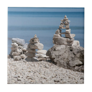 USA, Michigan. Steintürme am Strand Fliese
