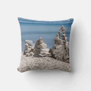 USA, Michigan. Steintürme am Strand Kissen
