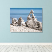 USA, Michigan. Steintürme am Strand Leinwanddruck (Insitu (Holzboden))