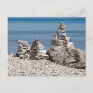 USA, Michigan. Steintürme am Strand Postkarte