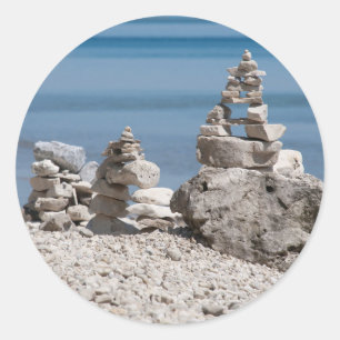 USA, Michigan. Steintürme am Strand Runder Aufkleber