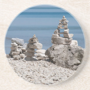 USA, Michigan. Steintürme am Strand Untersetzer