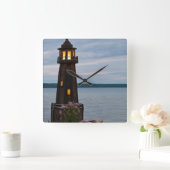 USA, Michigan. Yard Decoration Leuchtturm Quadratische Wanduhr (Zuhause)