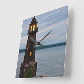 USA, Michigan. Yard Decoration Leuchtturm Quadratische Wanduhr (Winkel)