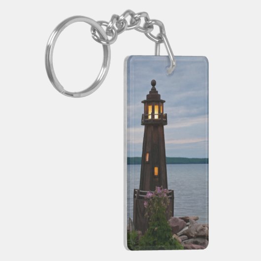 USA, Michigan. Yard Decoration Leuchtturm Schlüsselanhänger (Vorderseite links)