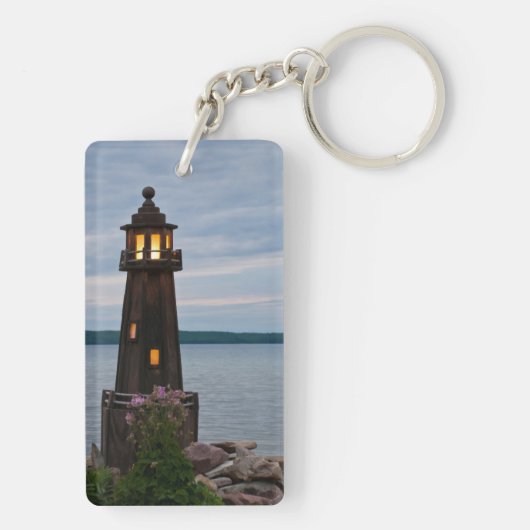 USA, Michigan. Yard Decoration Leuchtturm Schlüsselanhänger (Rückseite)