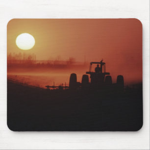USA, Mississippi, Baumwollfeld pflügen Mousepad