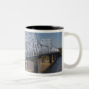 USA, Mississippi, Vicksburg. I-20 Highway Zweifarbige Tasse