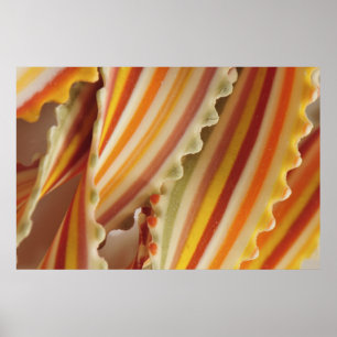 USA. Nahaufnahme von getrockneten Regenbogen-Pasta Poster