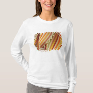 USA. Nahaufnahme von getrockneten Regenbogen-Pasta T-Shirt