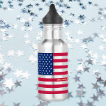 USA National Flag Patriotic Stars Streifen Trinkflasche<br><div class="desc">Die alle Amerikaner, US Flagge, Old Glory, Star-Spangled Banner, USA Fahne, rot blau weiß, Brauch, personalisiert, Name Monogramm / Initialen, cool, stilvoll, leicht, haltbar, risssicher, verschüttungssicher, Edelstahl Wasserflasche, um Ihren Stolz, Patriotismus, Liebe zu zeigen. Zum Anpassen geben Sie einfach Ihren Namen / Familiennamen / Firmennamen / Monogramm / Initialen ein....</div>