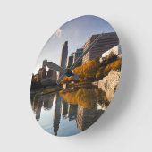 USA, Nebraska, Omaha, Gene Leahy Mall, Skyline Runde Wanduhr (Winkel)