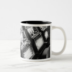 USA, Nevada, Las Vegas: Casino-Spielautomaten / Zweifarbige Tasse