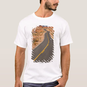 USA, Nevada, Tal des Feuers, Wüstenstraße T-Shirt