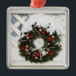 USA, New England, Massachusetts, Reading, Silbernes Ornament<br><div class="desc">COPYRIGHT Lisa S. Engelbrecht / DanitaDelimont.com | US22 LEN0199.jpg | USA,  Neuengland,  Massachusetts,  Reading,  Weihnachtskranz auf Zaun</div>