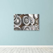 USA, New Mexico, Prewitt: Auto Hubcaps / Rt. 66 Leinwanddruck (Insitu (Holzboden))