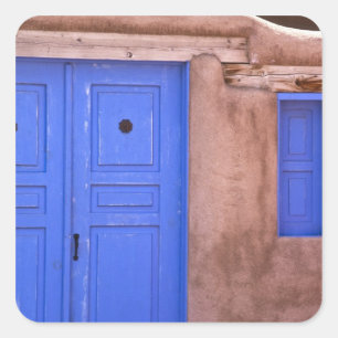 USA, New Mexico, Santa Fe. Ansicht einer blauen Tü Quadratischer Aufkleber