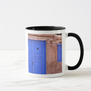 USA, New Mexico, Santa Fe. Sicht auf die blaue Tü Tasse