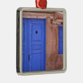 USA, New Mexico, Santa Fe. Sicht auf die blaue Tür Silbernes Ornament (Rechts)