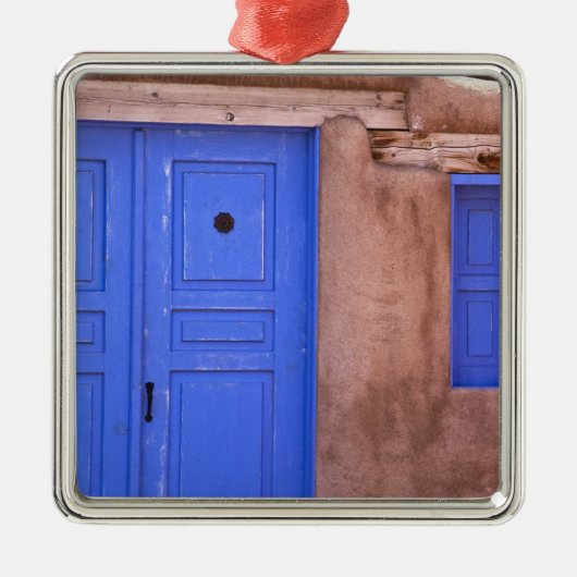 USA, New Mexico, Santa Fe. Sicht auf die blaue Tür Silbernes Ornament (Vorne)