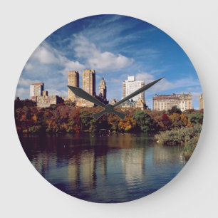 USA, New York City, Central Park, Lake Große Wanduhr