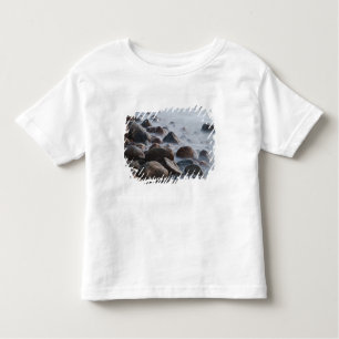 USA, New York, East Hampton. Surfen im Ozean Kleinkind T-shirt