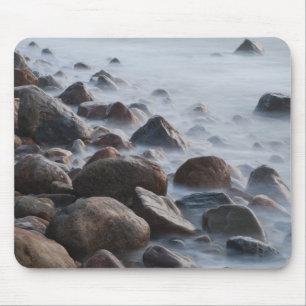 USA, New York, East Hampton. Surfen im Ozean Mousepad