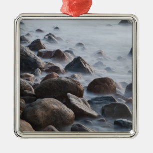 USA, New York, East Hampton. Surfen im Ozean Silbernes Ornament
