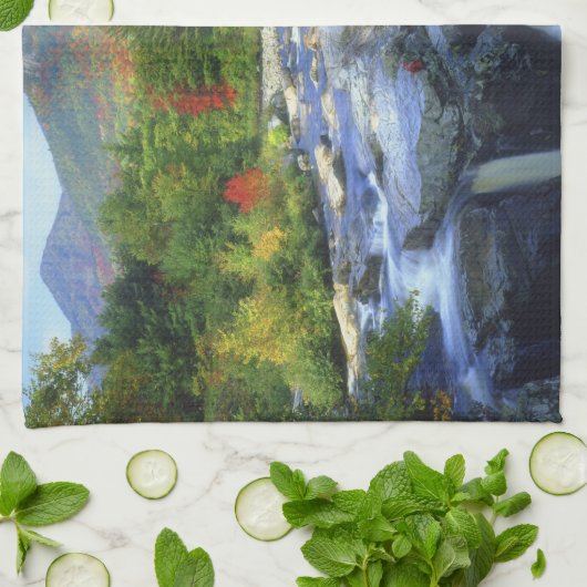 USA, New York. Ein Wasserfall im Adirondack Handtuch (Gefaltet)
