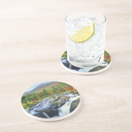 USA, New York. Ein Wasserfall im Adirondack Sandstein Untersetzer (Seite)