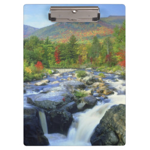 USA, New York. Ein Wasserfall in den Adirondack Klemmbrett
