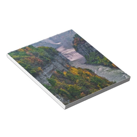 USA, New York, Letchworth Staat Park. Fluss und Notizblock (angewinkelt)