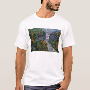 USA, New York, Letchworth Staat Park. Fluss und T-Shirt