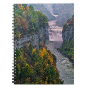 USA, New York, Letchworth State Park. Fluss und Notizblock