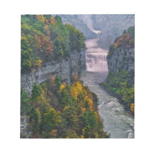 USA, New York, Letchworth State Park. Fluss und Notizblock