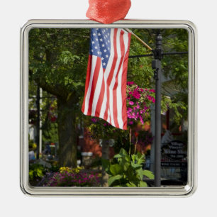 USA, New York, Lewiston. Amerikanische Flagge ange Silbernes Ornament