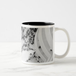 USA, New York, New York City: Die Guggenheim 4 Zweifarbige Tasse