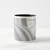 USA, New York, New York City: Guggenheim 3 Zweifarbige Tasse (Mittel)