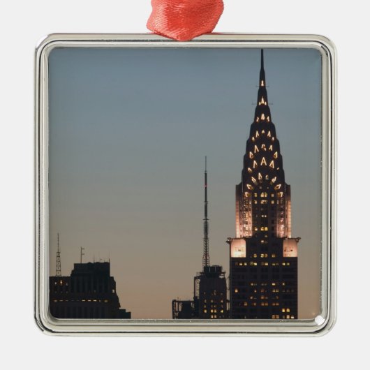 USA, New York, New York City, Manhattan:3 Silbernes Ornament (Vorne)