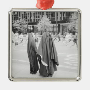 USA, NEW YORK: New York City Nuns beim NYC Silbernes Ornament