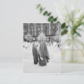 USA, NEW YORK: New York City Nuns Watching NYC Postkarte (Stehend Vorderseite)