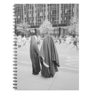 USA, NEW YORK: New Yorker Nonnen beobachten NYC Notizblock